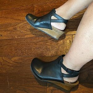 Barely worn Birkenstock wedge clog with wrap ankle strap. Sz 39 women’s.